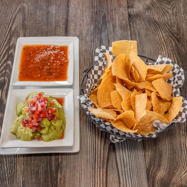 Guacamole, Salsa & Chips.